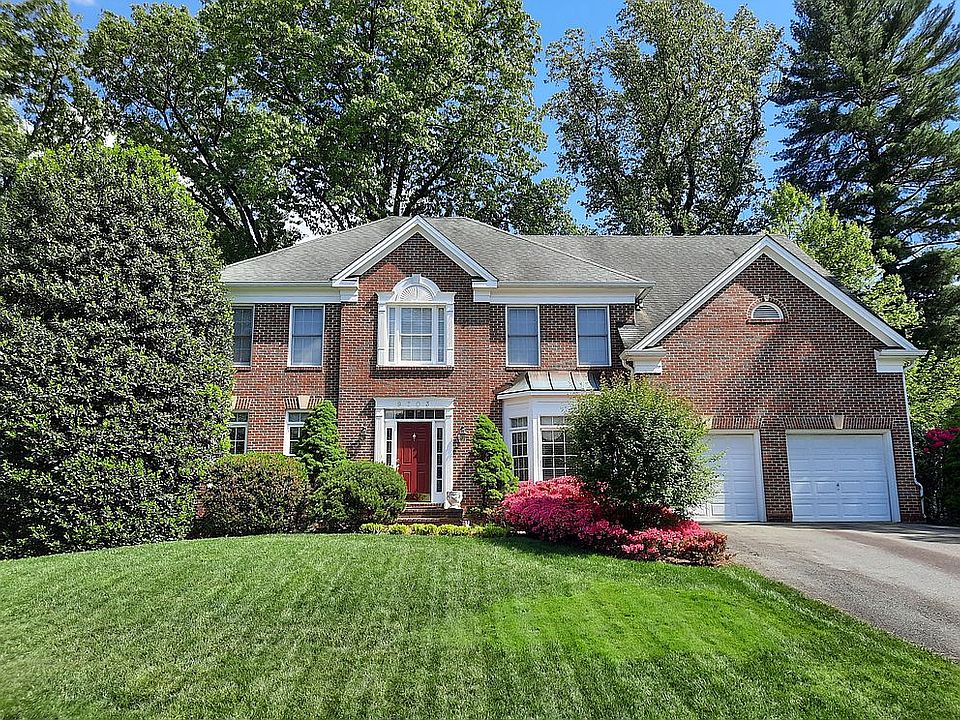 Beautiful Colonial Home!