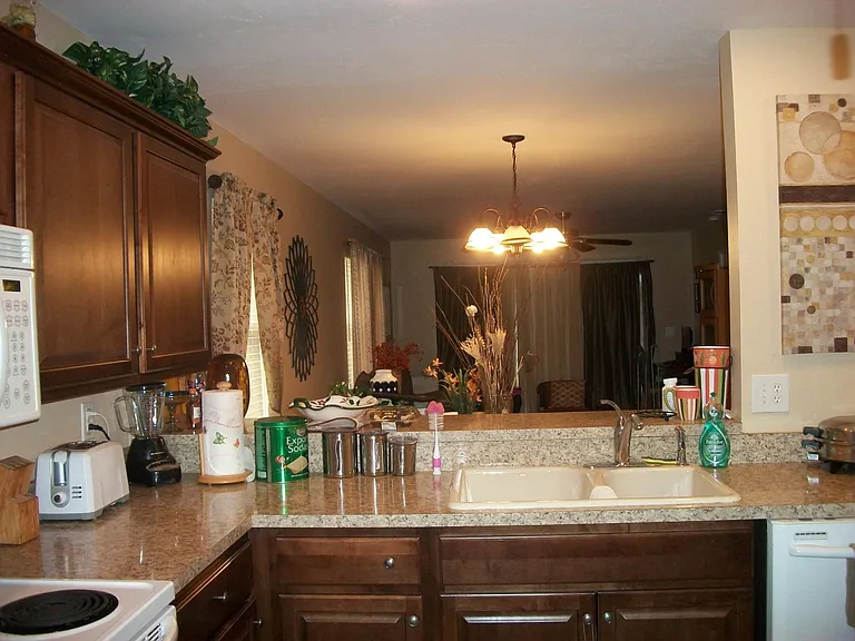 428 NE 16th Pl #4 — Photo 3