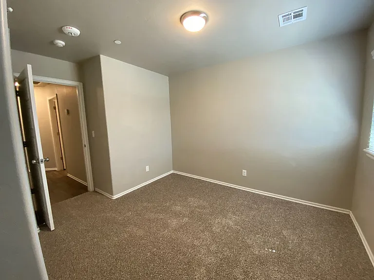 749 SW 14th St — Photo 12