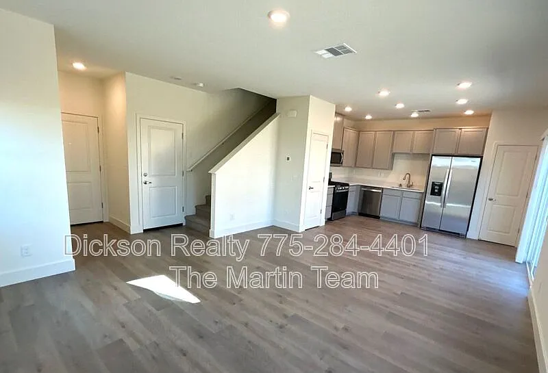 3 bed, 2.5 bath, 1324 sqft, $2,500 — Photo 4