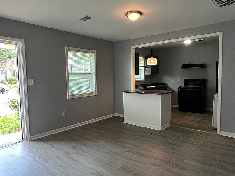 305 W Oak St #B — Photo 15