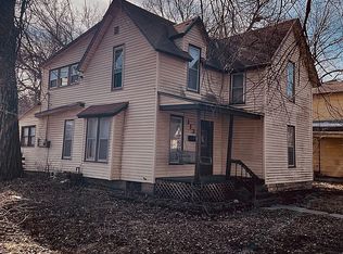 113 W 10th St, Newton, KS 67114