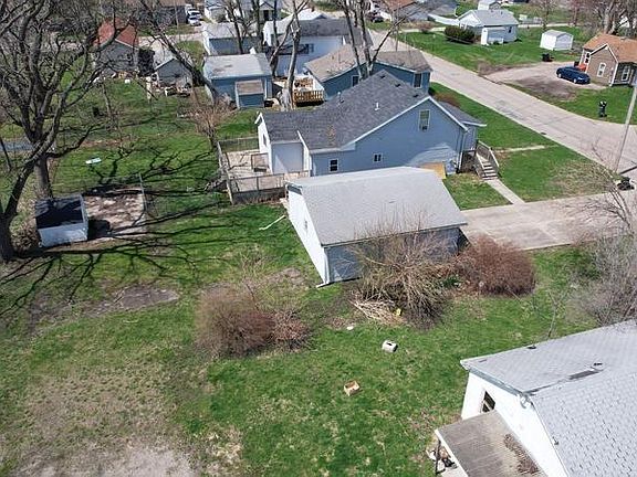 3rd image of 817 N 8th Ave E