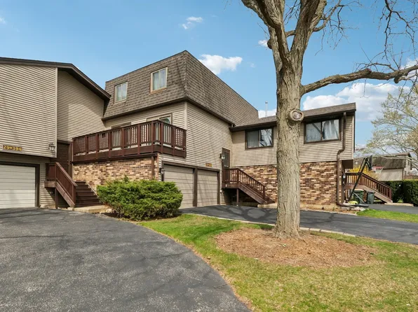 29W388 White Oak Dr, Warrenville, IL 60555