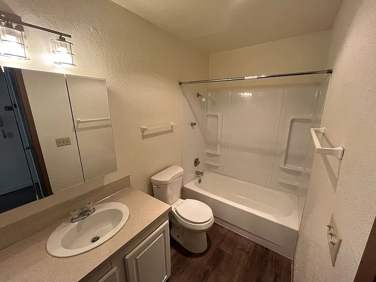 Windinbrook- North Seattle Spacious Studio — Photo 4