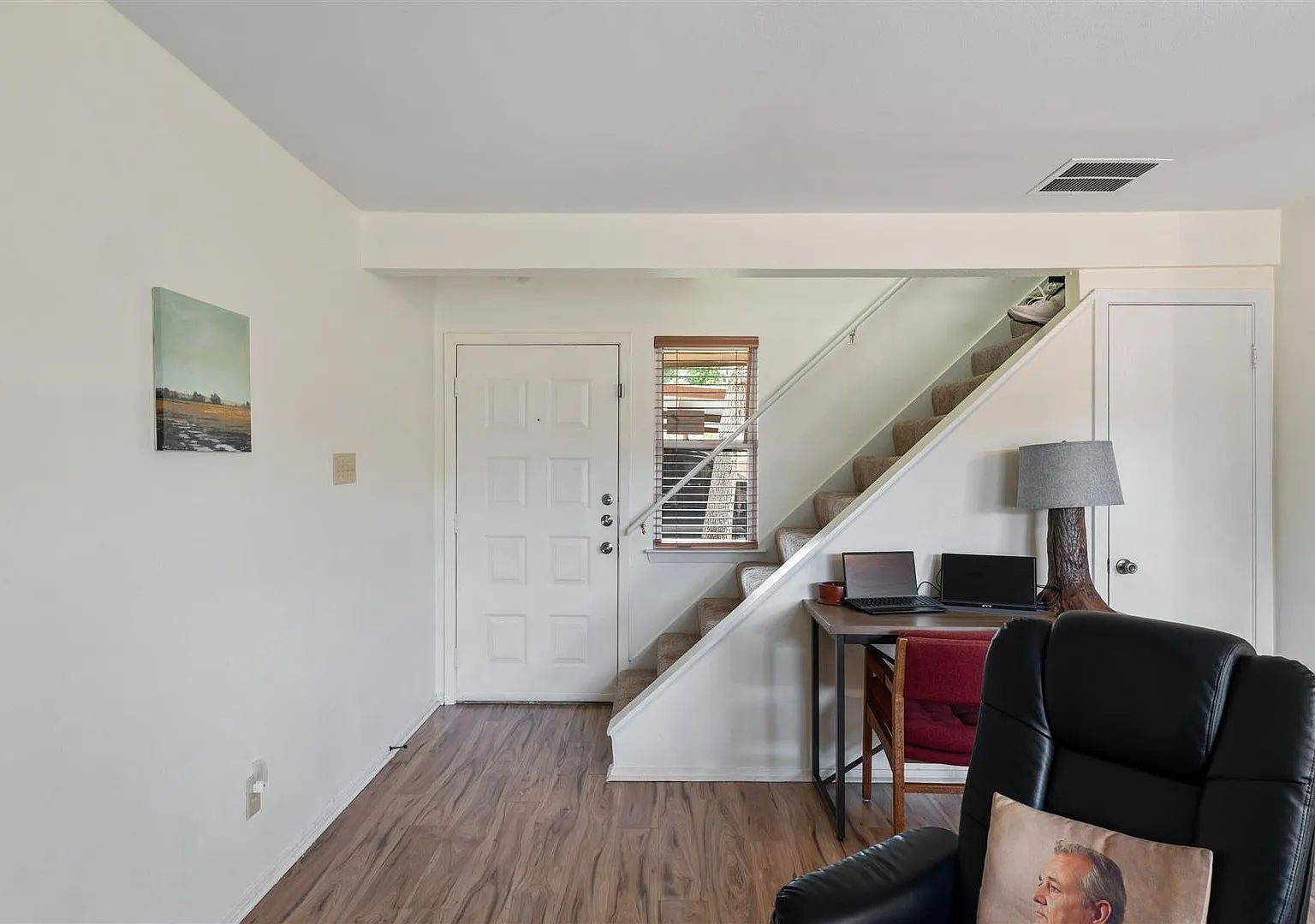 2 bedroom townhouse - Available now! — Photo 3