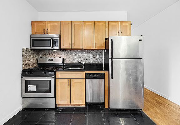 3rd image of 101 Delancey St APT 18