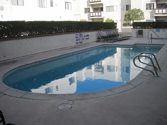 4th image of 17914 Magnolia Blvd Unit 301
