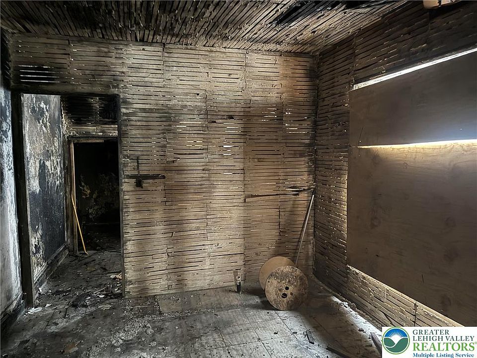 2nd image of 32 S Jefferson St