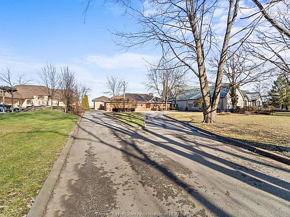 4th image of 410 Russell Woods Rd
