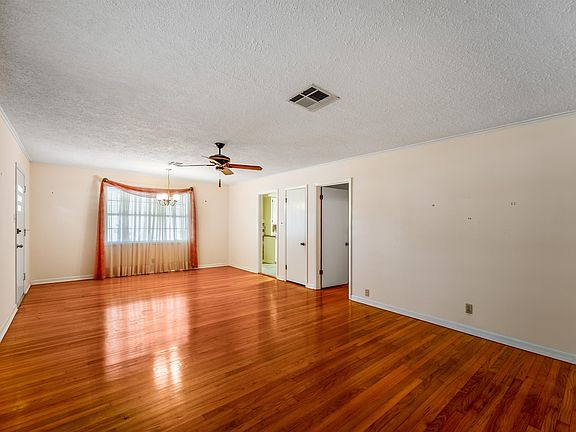 4th image of 444 Arlington Dr