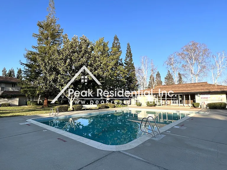 504 Roundtree Ct — Photo 24