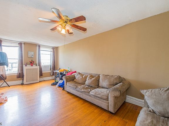 3rd image of 423-425 Summer Ave #4
