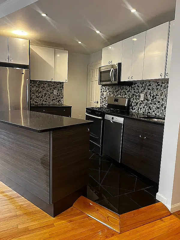 138 Hoyt Street — Photo 2