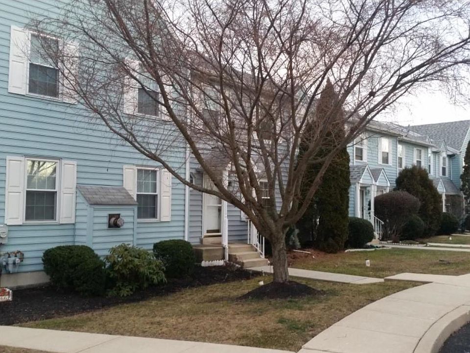 2nd image of 565 Applewood Ct
