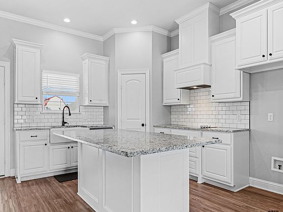5th image of 421 Laura Ln