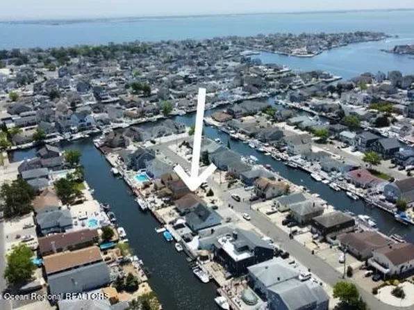 17 Clearwater Way, Toms River, NJ 08753