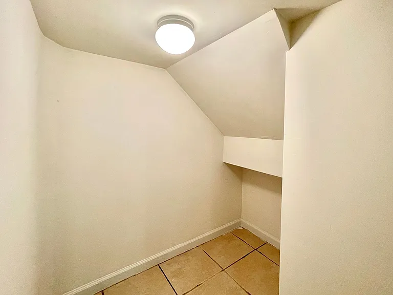 1644 N California Ave — Photo 24