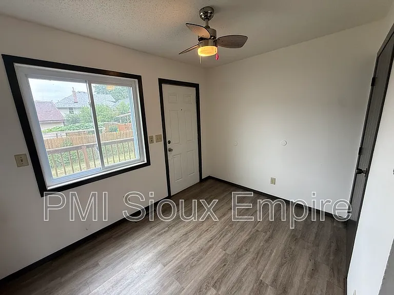 612 E 6th St — Photo 5