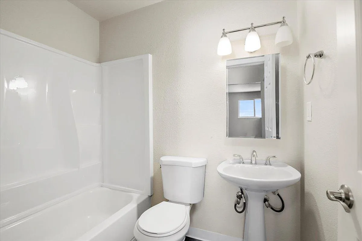 2 bed, 1122 sqft, $1,300 — Photo 4