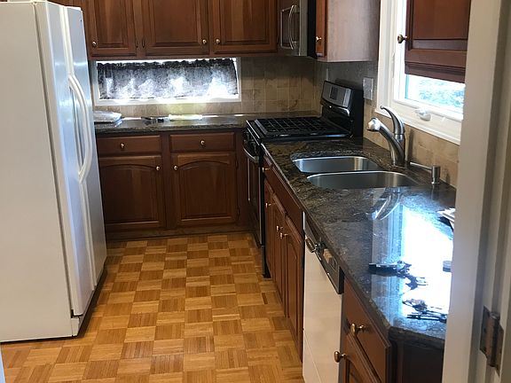 granite kitchen all appliances included
Parquet floors