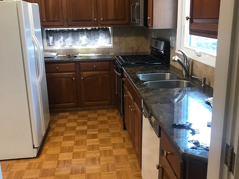 granite kitchen all appliances included
Parquet floors
