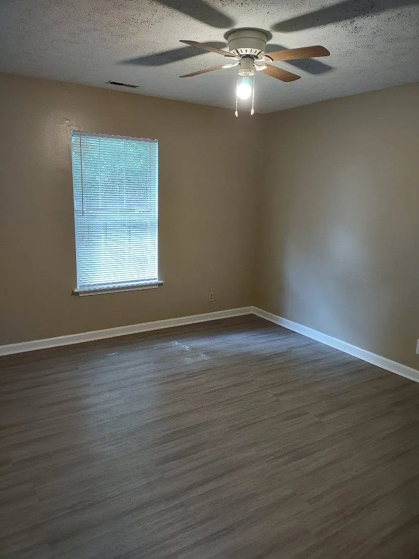 3 bed, 1000 sqft, $1,295 — Photo 3
