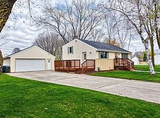 563 Suburban Dr, De Pere, WI 54115