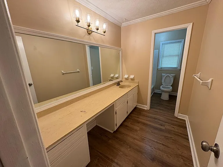 Secondary Bathroom w/vanity