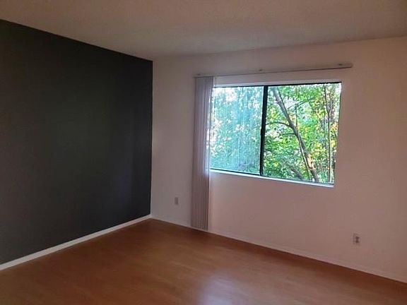 4th image of 719 E Acacia Ave #204