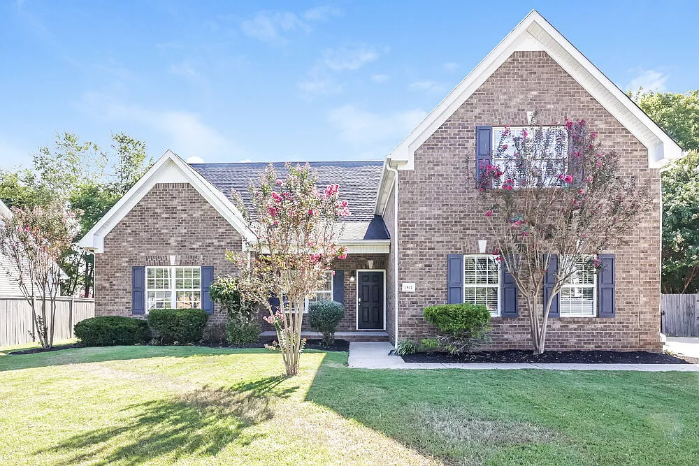 4 bed, 3.0 bath, 2466 sqft, $2,640 — Photo 1
