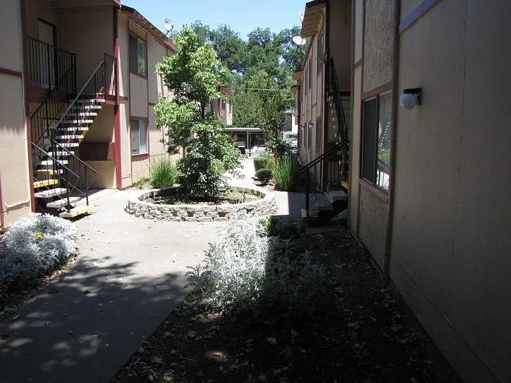 2315 N St APT 2 photo 1