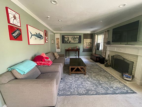 3rd image of 160 Holland Ct