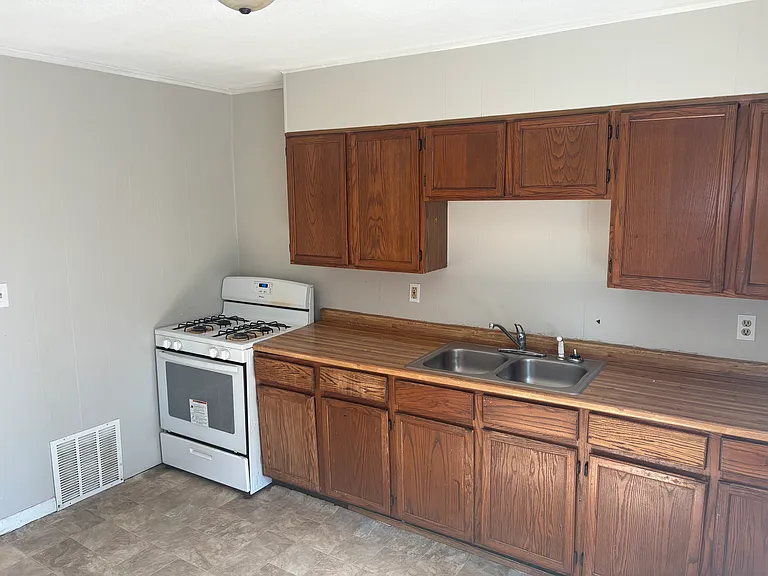 1237 Erie St S — Photo 7