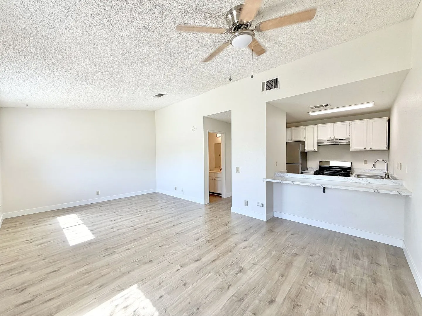 Available Now!! 2 Bedroom, 1.5-Bathroom Apartment In Desert Hot Springs — Photo 1