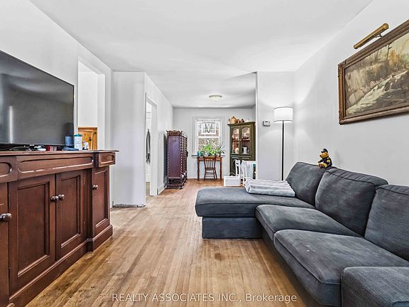 4th image of 72 Manderley Dr