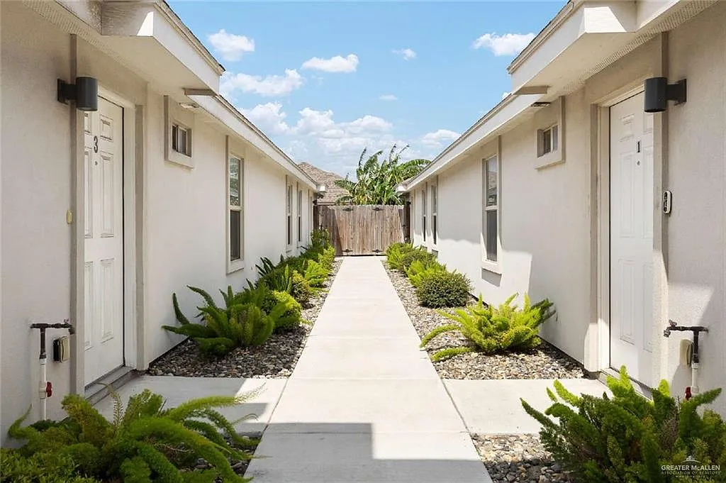 2 bed, 2.0 bath, 985 sqft, $1,075 — Photo 3