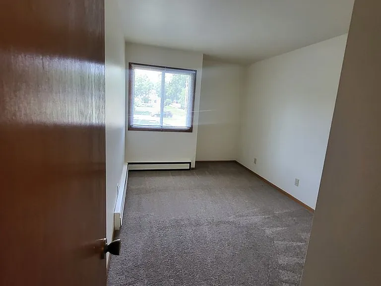 Midvale Heights Apartments — Photo 12