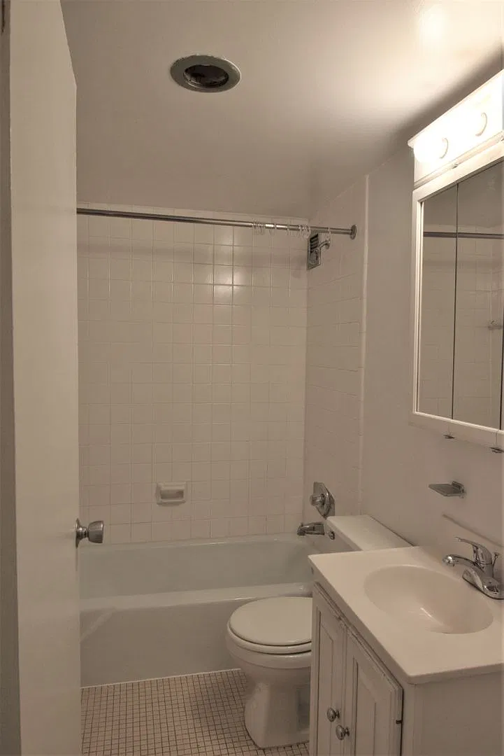 Spacious Studio in the Heart of Cleveland Park Incredible Location — Photo 3