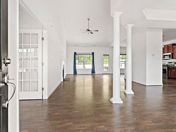 3rd image of 7071 Ravenscraig Cres