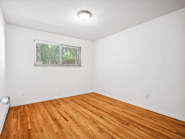 570 Ward St — Photo 15