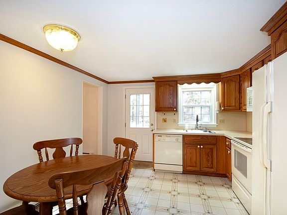 4th image of 870 Temple St