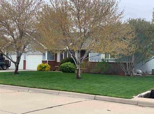310 Wedgewood Ct, Hesston, KS 67062