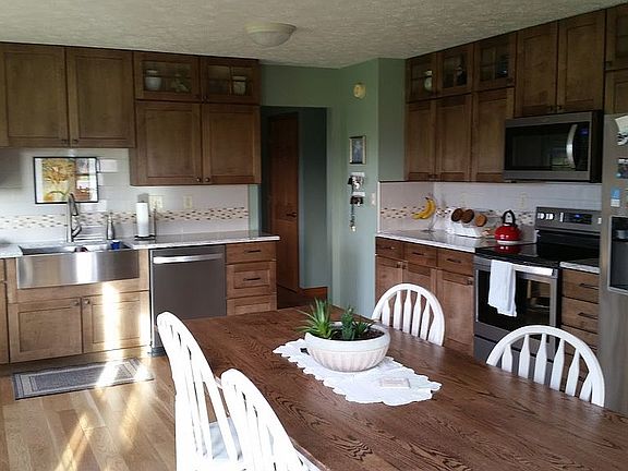Custom cabinets, quartz 