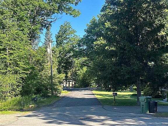 5th image of 12 Spruce Dr