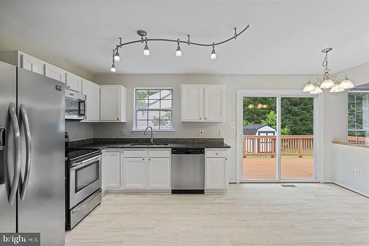 4 bed, 4.0 bath, 2600 sqft, $3,300 — Photo 3