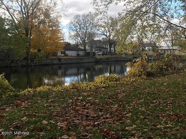132 River Dr photo 1