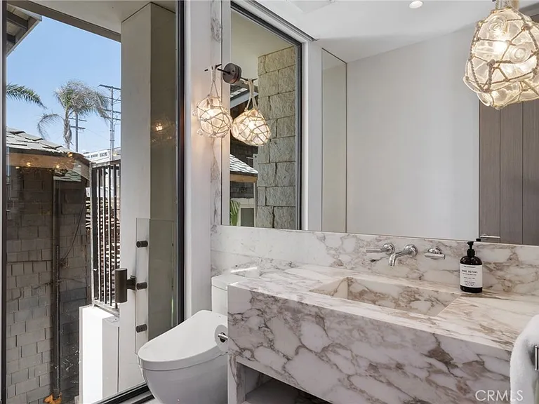 716 The Strand — Photo 28
