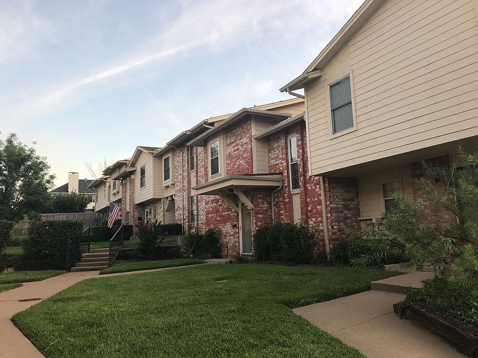 2nd image of 1955 Shorewood Dr