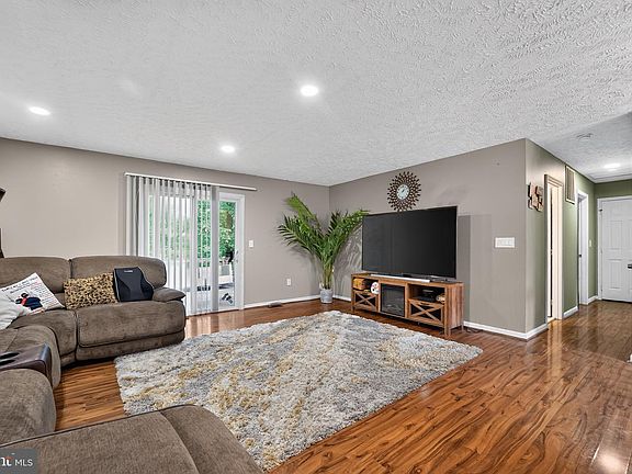 4th image of 7562 Greenknoll Ct